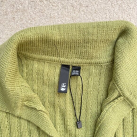 Short Sleeved Crop Top - Picture 3 of 3